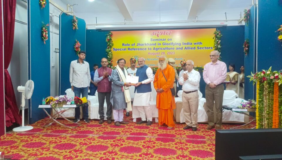 सरायकेला:छऊ गुरु तपन कुमार पटनायक का बिरसा एग्रीकल्चर यूनिवर्सिटी रांची में हुआ स्वागत…