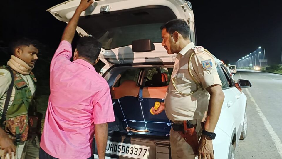 अपराधियों पर रख रही है चांडिल पुलिस पैनी नजर,लगातर क्राइम कांट्रोल व सड़क सुरक्षा को लेकर वाहन चेकिंग अभियान चला रही है …
