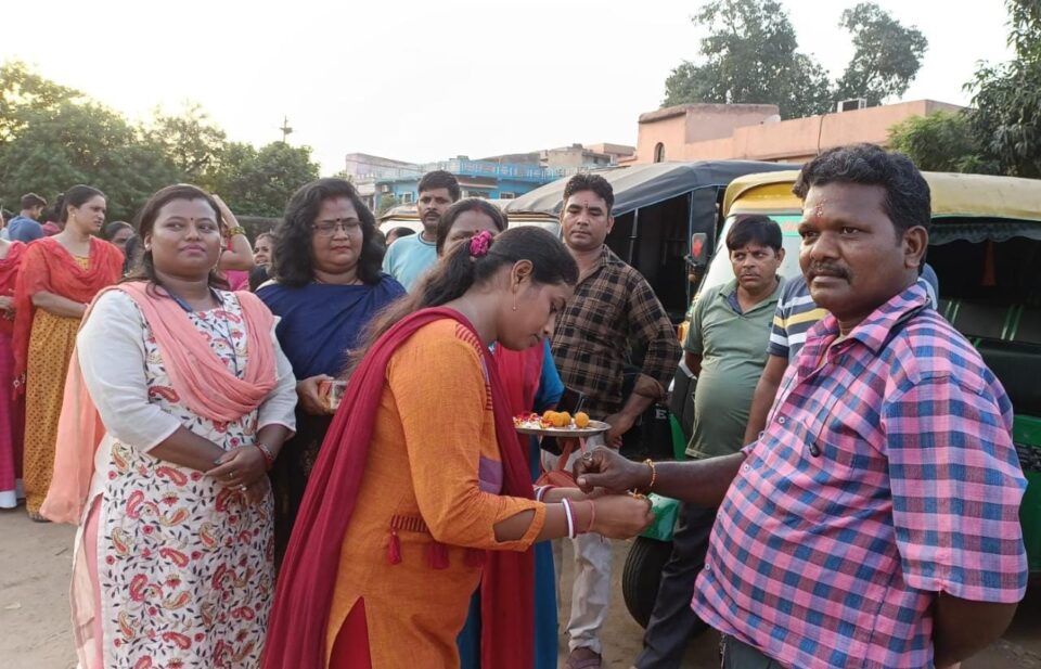 सरायकेला:भाजपा महिला मोर्चा ने सिंह यात्रा कार्यक्रम के तहत ऑटो चालकों को राखी बांधकर मनाएं रक्षाबंधन उत्सव… – Vananchal 24TV Live – वनांचल 24TV लाइव