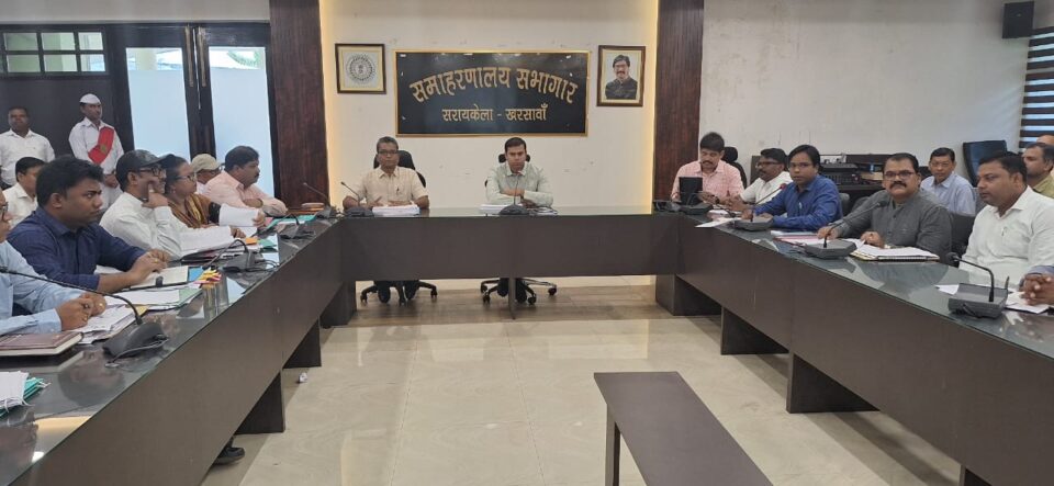 सरायकेला:योग्य लाभुकों को हर हाल में मिले योजनाओं का लाभ: उपायुक्त…