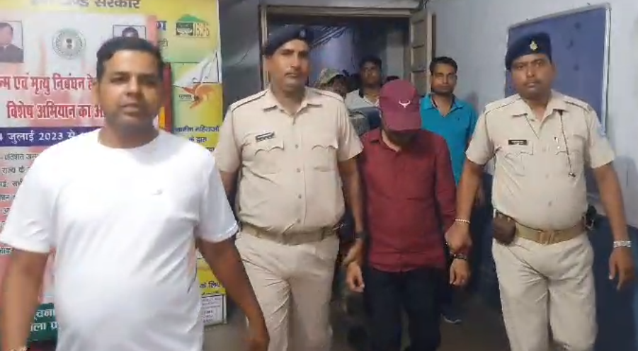 धनबाद डीसी ऑफिस रेकर्ड रूम के बड़ा बाबू को 4 हजार रूपये नगद घूस लेते एसीबी ने रंगेहाथ पकड़ा…