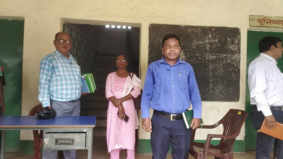 छात्र शुभंकर मंडल की मौत के बाद जांच करने पहुंचे जिला शिक्षा अधीक्षक चार्ल्स हेम्ब्रम…