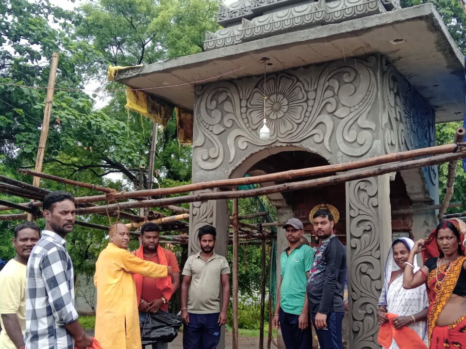 मंदिर निर्माण में लगे शिल्पकारों का किया गया सम्मानित…