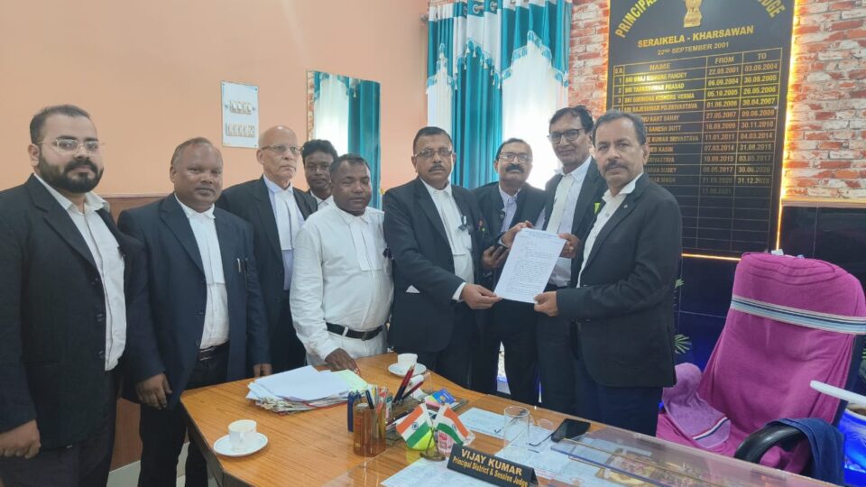 जिला बार एसोसिएशन ने न्यायालय परिसर में सुरक्षा के पुख्ता इंतजाम करने की मांग की… – Vananchal 24TV Live – वनांचल 24TV लाइव