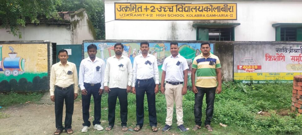 सरायकेला:शिक्षक दिवस के अवसर पर सहायक अध्यापकों ने काला बिल्ला लगाकर नियमावली का किया विरोध…