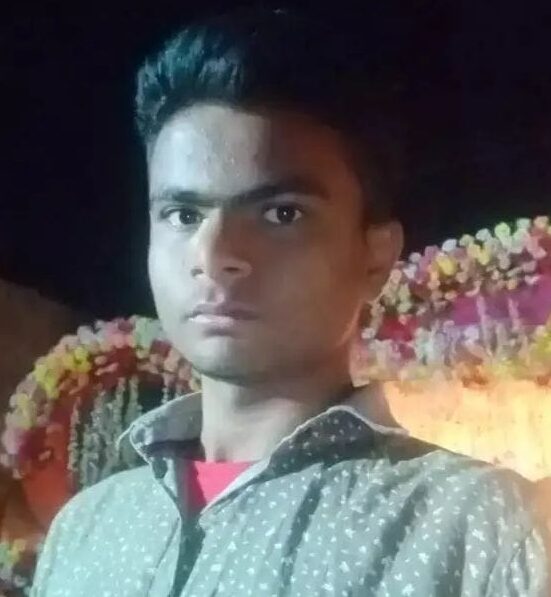 सरायकेला थाना के खबरीलाल के दबाब पर 16 वर्षीय युवक ने ट्रेन के सामने कूद कर किया आत्महत्या, थाना में 6 घंटे तक ग्रामीणों ने किया हंगामा और घरना प्रर्दशन, एसपी ने किया थाना प्रभारी को निलंबित…. – Vananchal 24TV Live – वनांचल 24TV लाइव