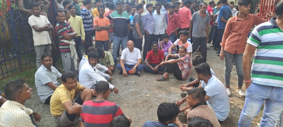 भाजपा नेता मनोज कुमार चौधरी थाने के समक्ष बैठे धरने पर, घटना के विरोध में बाजार बंद करवाया…