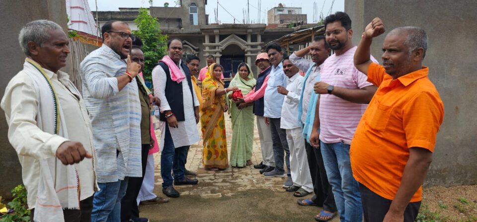 नगर अध्यक्ष के नेतृत्व में वार्ड के प्रत्येक घर से मिट्टी का संग्रह किया, मोदी के संदेशों को घर-घर तक पहुंचाया… – Vananchal 24TV Live – वनांचल 24TV लाइव