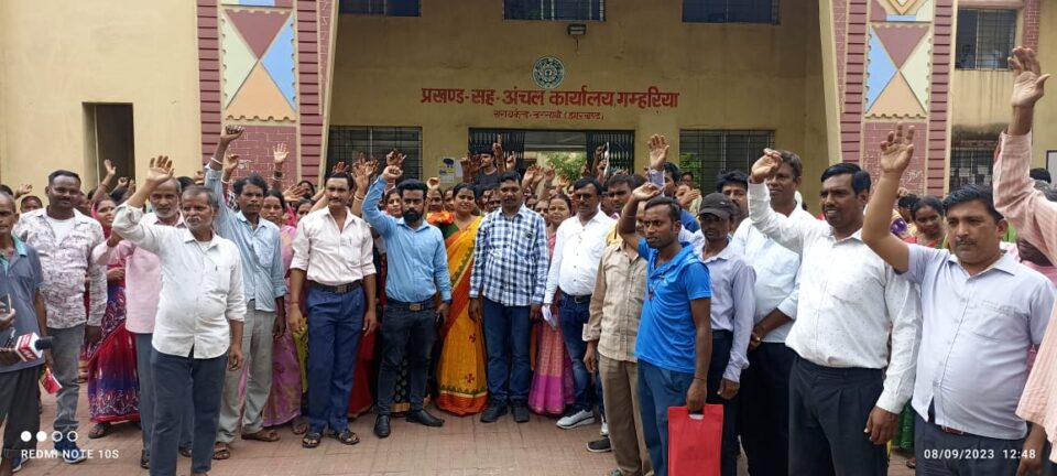 उपभोक्ताओं ने किया गम्हरिया ब्लॉक में डीलरों के खिलाफ प्रदर्शन….