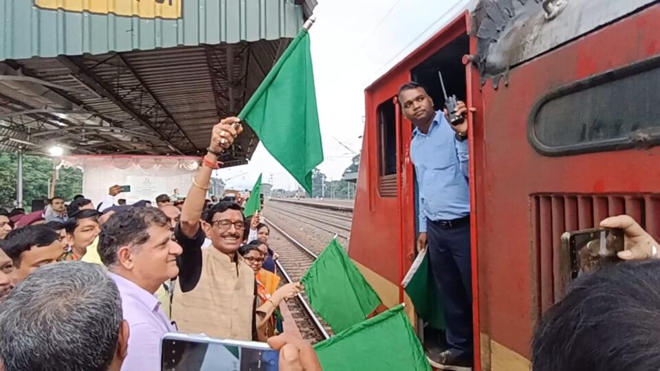 हरी झण्डी के साथ चांडिल की बदलेगी तस्वीर, कई पुराने ट्रेनों के साथ नये ट्रेनों का ठहराव हुआ प्रारंभ… – Vananchal 24TV Live – वनांचल 24TV लाइव
