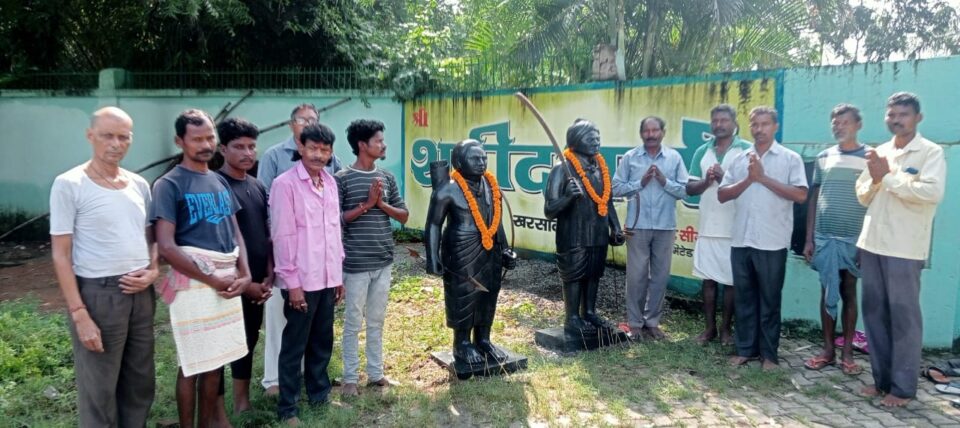 खरसावां गोली कांड के घायल प्रत्यक्षदर्शी स्वर्गीय मांगू सोय और स्वर्गीय दशरथ मांझी के प्रतिमूर्ति को शहीद पार्क के मुख्य द्वार के बाहर रखा गया…