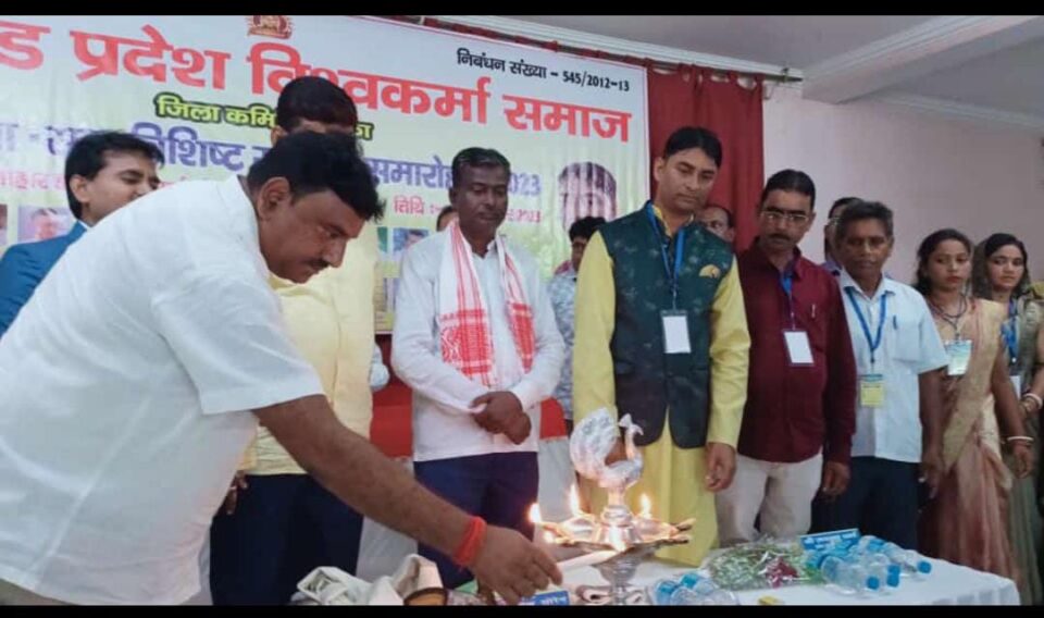 झारखंड प्रदेश विश्वकर्मा समाज के बैनर तले दुमका के जोहार हॉल में प्रतिभा सम्मान समारोह का आयोजन – Vananchal 24TV Live – वनांचल 24TV लाइव