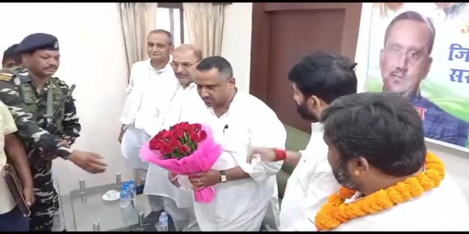 जनसुनवाई कार्यक्रम मे पब्लिक के बजाय बड़ी संख्या में कांग्रेसी रहे मौजूद… – Vananchal 24TV Live – वनांचल 24TV लाइव