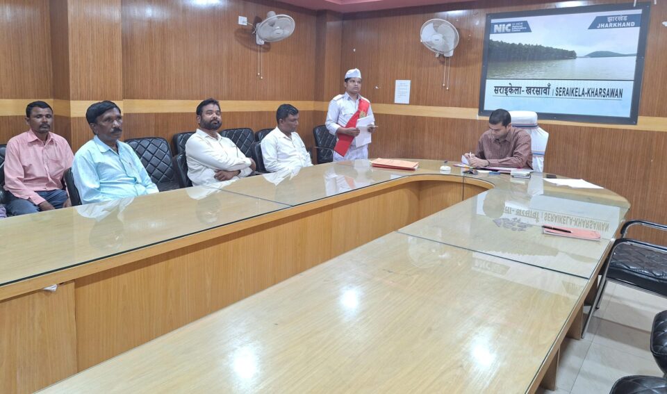 साप्ताहिक जनता मिलन कार्यक्रम में जिले के विभिन्न क्षेत्र से पहुंचे दर्जनों लोगों से क्रमवार मिले उपायुक्त, प्राप्त आवेदनों पर नियमानुसार कार्रवाई हेतू सम्बन्धित पदाधिकारी दिए आवश्यक दिशा निर्देश… – Vananchal 24TV Live – वनांचल 24TV लाइव