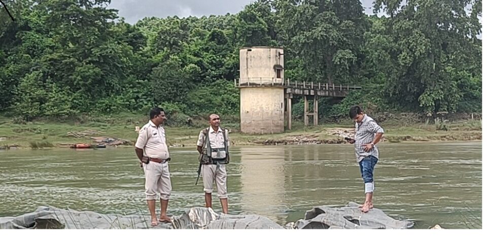 लपाता दो युवक की तालाश में चांडिल पुलिस स्वर्णरेखा नदी पहुंची, गोताखोर का कर रहे है इंतिजार, मामला संशय की स्थित अबतक पुलिस नहीं कर रहीं है पुष्टी ..