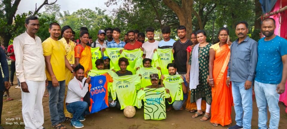 आयोजित फुटबॉल प्रतियोगिता का दूसरा दिन प्रखण्ड के कई खिलाड़ियों ने इस टुर्नामेंट में भाग लिया,  प्रतिभागी खिलाडियों को जर्सी व बॉल दिया … – Vananchal 24TV Live – वनांचल 24TV लाइव