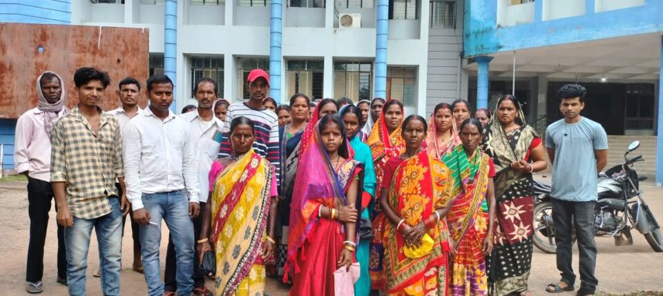 अगस्त महीने की राशन कटौती को लेकर विजय गांव के कार्ड धारी ने उपायुक्त को सौंपा ज्ञापन… – Vananchal 24TV Live – वनांचल 24TV लाइव