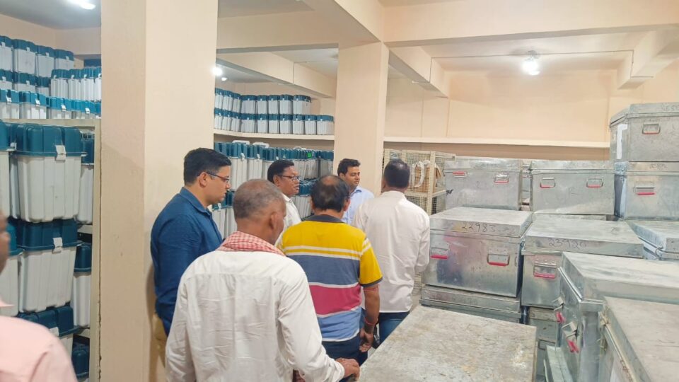 उपायुक्त ने किया ईवीएम वेयरहाउस का निरीक्षण…