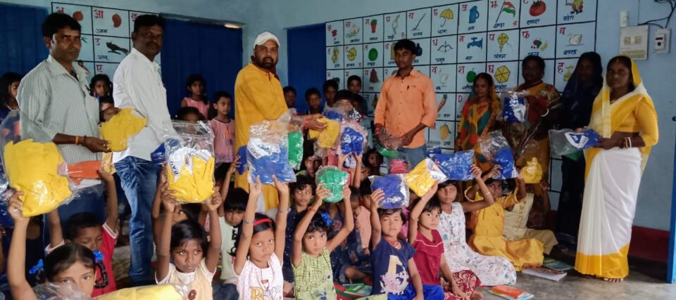 एकल विद्यालय अभियान ग्राम बरतुआ के बच्चों को समिति के माध्यम से मिला अंग वस्त्र… – Vananchal 24TV Live – वनांचल 24TV लाइव