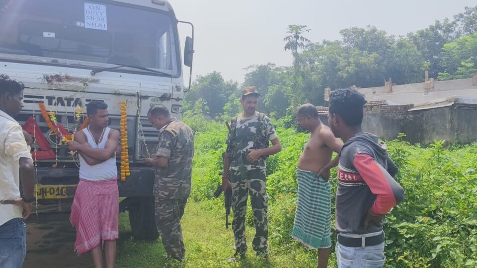एक हाइवा को जलाने का किया प्रयास, आग से जला तीन टायर