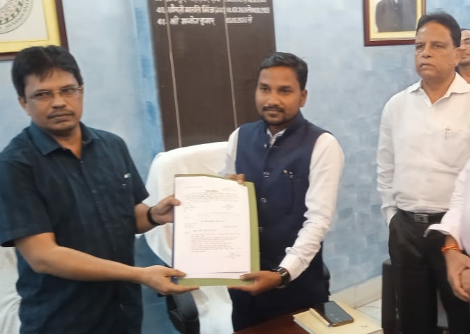 सरायकेला:गिरेन्द्र टूटी ने संभाला गम्हारिय अंचलाधिकारी का पदभार… – Vananchal 24TV Live – वनांचल 24TV लाइव