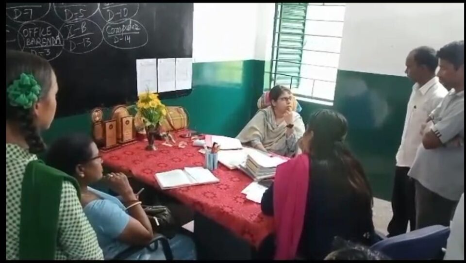 विद्यालय के प्रधानाध्यापिका के खिलाफ आरोप का किया जांच… – Vananchal 24TV Live – वनांचल 24TV लाइव