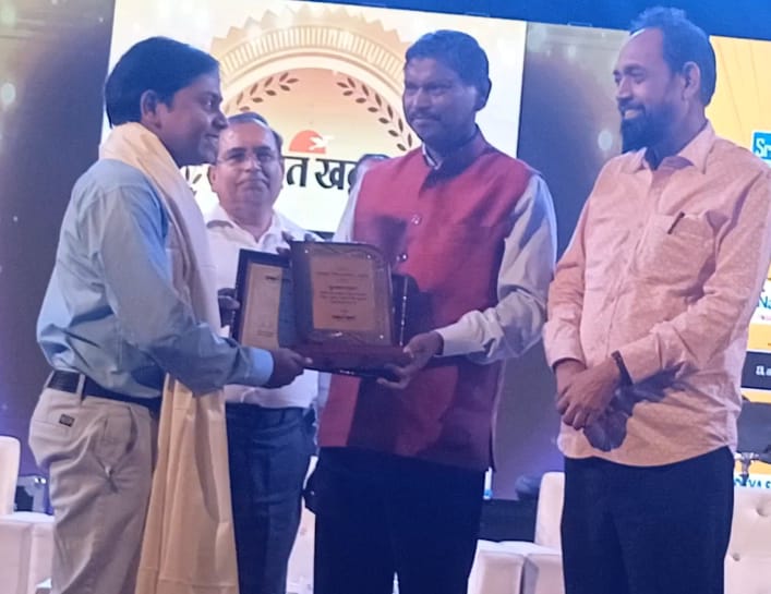 ईचागढ़ के सुप्रसिद्ध स्थानीय गीतकार गुरुचरण महतो को प्रभात खबर ने कोल्हान गौरव सम्मान से सम्मानित किया… – Vananchal 24TV Live – वनांचल 24TV लाइव