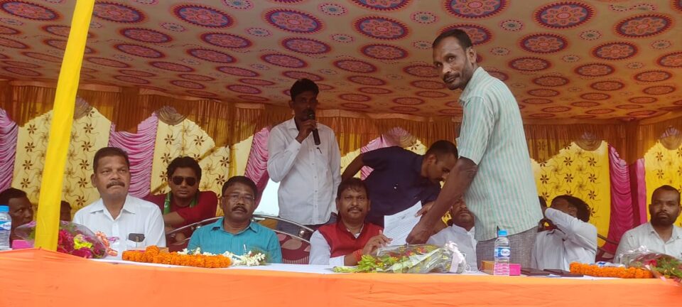 सरायकेला:झामुमो प्रखंड प्रभारी ने केंद्रीय मंत्री अर्जुन मुंडा को ज्ञापन सौंप कर कालियाडूंगरी में पुलिस चौकी बनाने की मांग की…