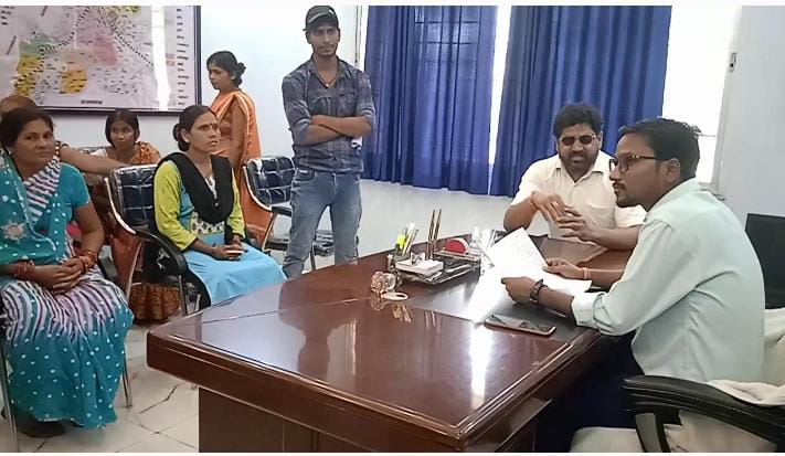 सरायकेला:मोबाइल टावर लगाने के खिलाफ ग्रामीणों ने गम्हरिया प्रखंड परिसर में किया प्रदर्शन; सौंपा ज्ञापन…