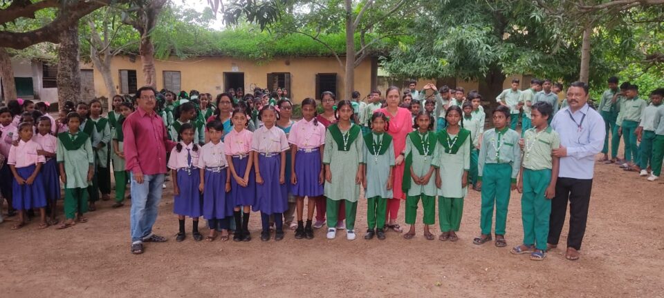 सरायकेला:पहल: प्रोजेक्ट इंपैक्ट के तहत विद्यालय में पहले पहुंचने वाले 10 छात्रों का शिक्षकों ने फूलमाला पहनकर किया स्वागत…