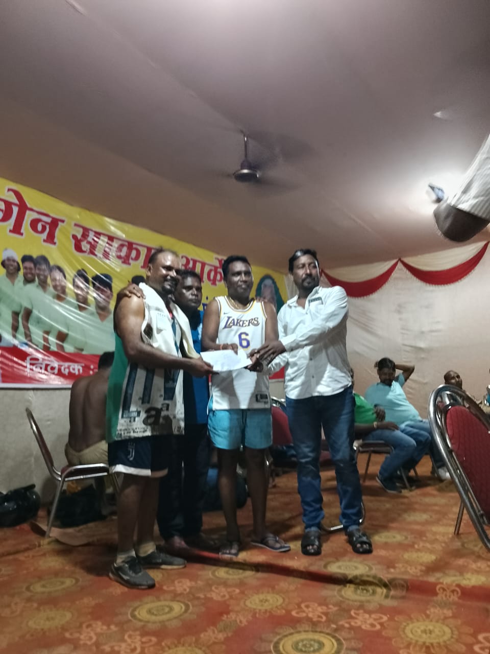 सरायकेला:40 प्लस फुटबॉल प्रतियोगिता में सम्मानित किए गए पूर्व मुखिया जवाहरलाल महाली…