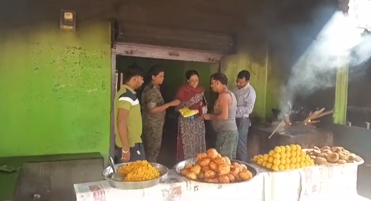 राजनगर:दुर्गापूजा के मद्देनजर राजनगर बाजार में खाद्य सुरक्षा पदाधिकारी द्वारा विभिन्न होटलों में किया निरीक्षण… – Vananchal 24TV Live – वनांचल 24TV लाइव