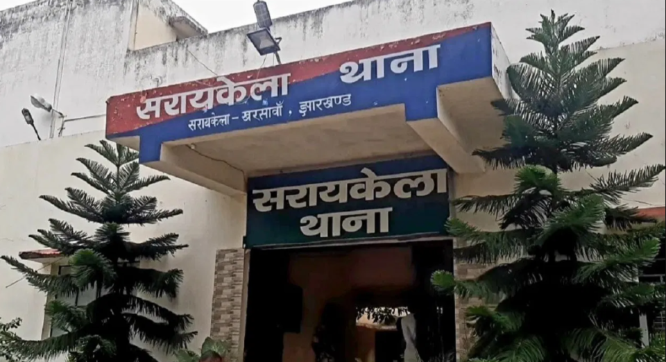 सरायकेला : फरार सरायकेला थाना के पूर्व थाना प्रभारी मनोहर कुमार ने सीजेएम कोर्ट में किया आत्मसमर्पण…