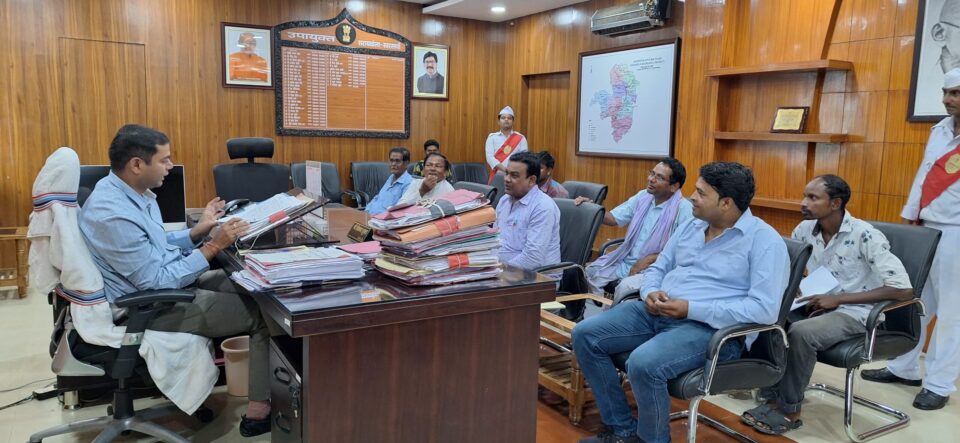 सरायकेला:साप्ताहिक जनता मिलन कार्यक्रम में जिले के विभिन्न क्षेत्र से पहुंचे दर्जनों लोग; योजना सम्बन्धित प्राप्त आवेदन का ऑन द स्पॉट हुआ निष्पादन; अन्य आवेदनों पर नियमानुसार कार्रवाई हेतू सम्बन्धित पदाधिकारी दिए आवश्यक दिशा निर्देश… – Vananchal 24TV Live – वनांचल 24TV लाइव