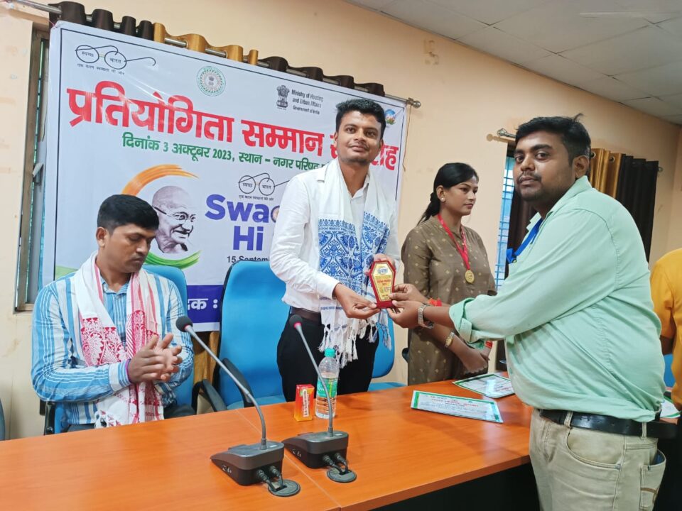 दुमका:स्वच्छता ही सेवा पखवाड़ा के तहत नगर परिषद दुमका के छात्र ,छात्रा एवं नगर परिषद ब्रांड एम्बेसडर कार्यक्रम को उत्कृष्ट सेवा लिए सम्मानित किया गया… – Vananchal 24TV Live – वनांचल 24TV लाइव