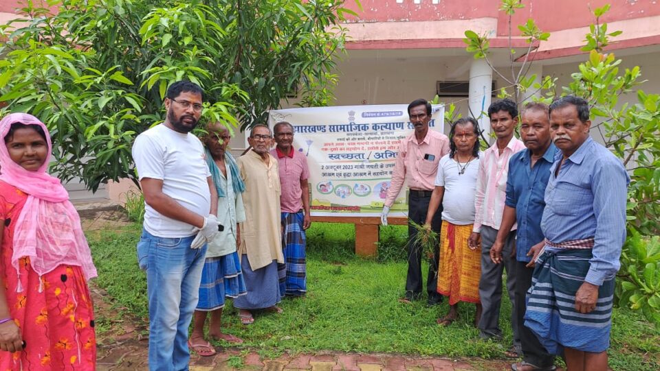 सरायकेला:वरिष्ठ नागरिक गृह आश्रम में चला सफाई अभियान…