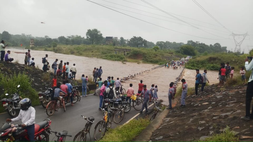 सरायकेला : लगातार बारिश के बीच 6 घंटा डूबा रहा उकरी पुल…