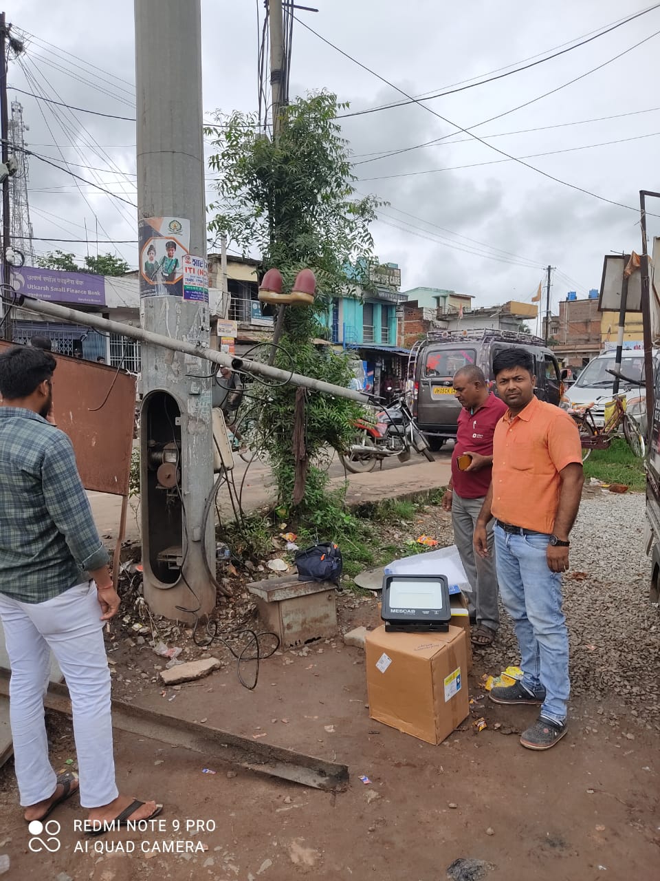 सरायकेला:हाईमास्ट लाइट की मरम्मति होने पर सामाजिक युवा कार्यकर्ता सुमित चौधरी ने लोगों में बांटी मिठाई… – Vananchal 24TV Live – वनांचल 24TV लाइव