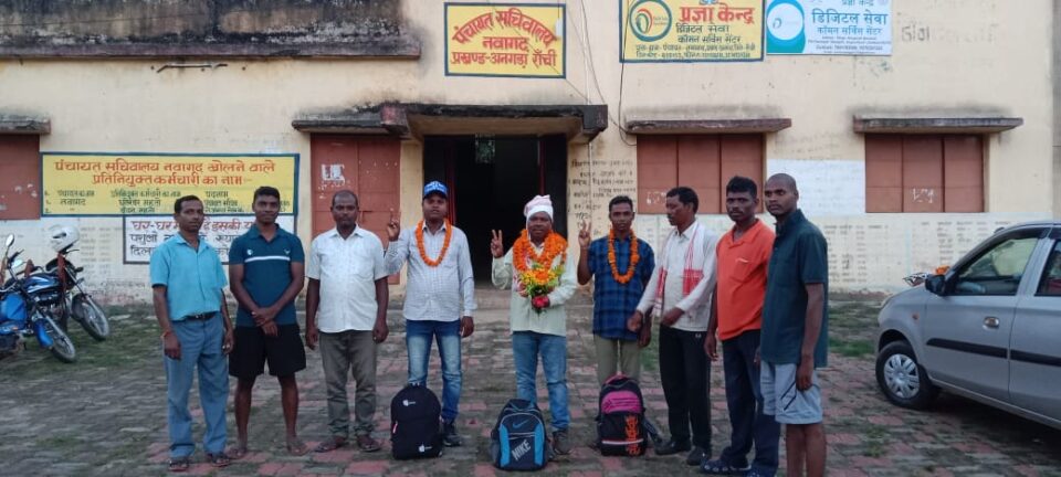 आदिवासी आदर्श पंचायत नवागढ़ के मुखिया भुवनेशवर बेदिया केरल के लिए हुए रवाना…