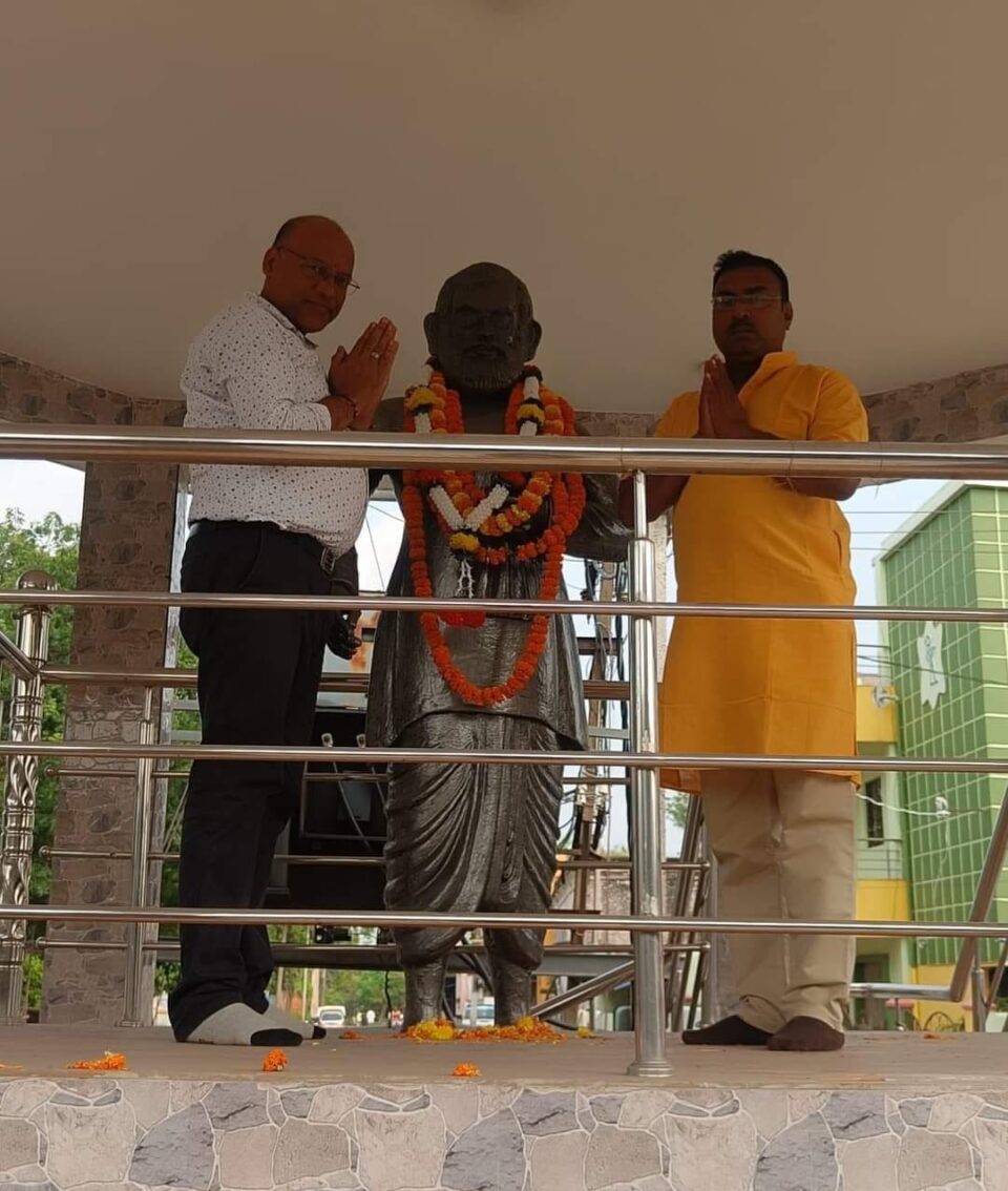 सरायकेला:उत्कलमणि पं गोपबंधु दास जी की जन्म जयंती पर उनकी प्रतिमा समक्ष दीप प्रज्वलित एवं माल्यार्पण कर नमन किया…