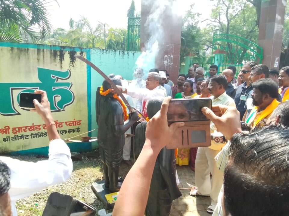 सरायकेला:भाजपा प्रदेश अध्यक्ष बाबूलाल मरांडी ने खरसावां गोली कांड के प्रत्यक्षदर्शी रहे स्वर्गीय मांगू सोय और स्वर्गीय दशरथ मांझी के प्रतिमूर्ति पर किए माल्यार्पण…