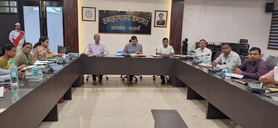 सरायकेला:विद्यालयों का औचक निरिक्षण करें वरीय पदाधिकारी; केन्द्रों में शिक्षा के साथ बेहतर सुविधाएं प्रदान करना पदाधिकारी की जवाबदेही: उपायुक्त…