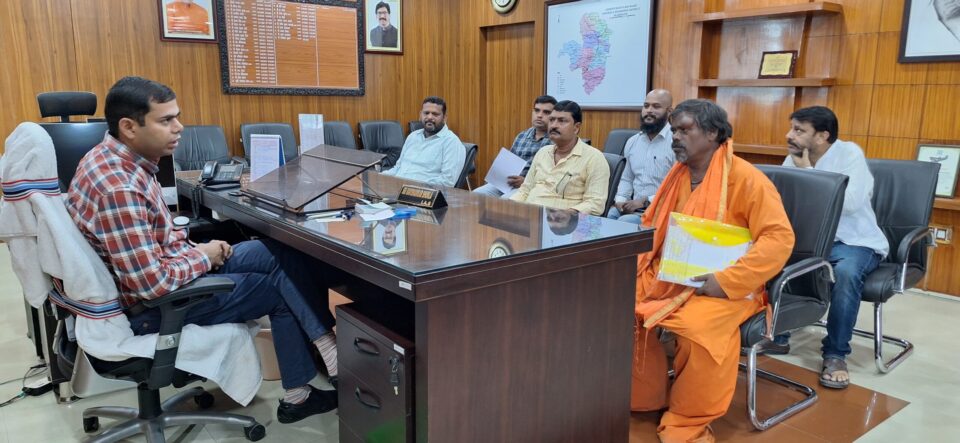 सरायकेला:साप्ताहिक जनता मिलन कार्यक्रम में जिले के विभिन्न क्षेत्र से पहुंचे दर्जनों लोग; अपनी-अपनी समस्याओं से उपायुक्त को कराया अवगत; मामलों पर नियमानुसार यथोचित कार्रवाई का उपायुक्त ने दिया आश्वासन… – Vananchal 24TV Live – वनांचल 24TV लाइव