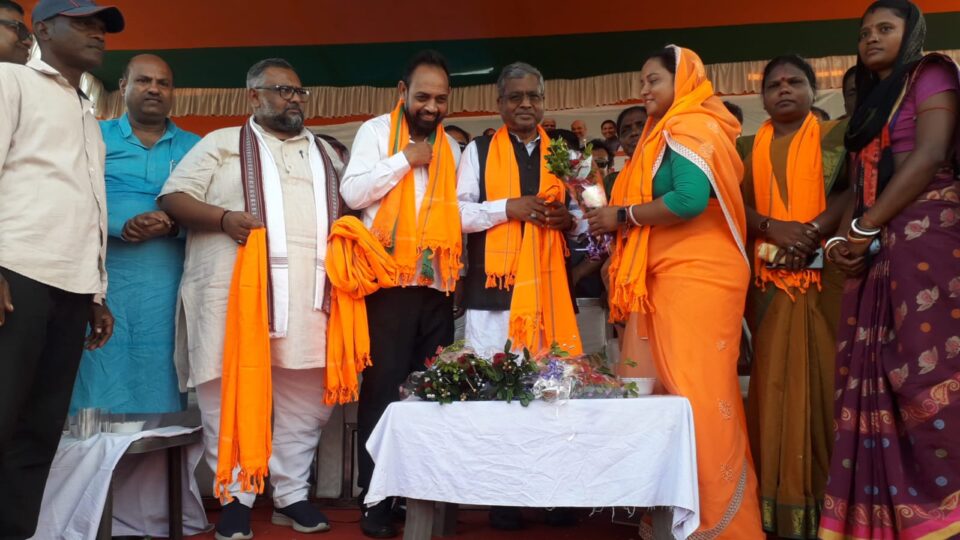 जमशेदपुर:भाजपा के प्रदेश अध्यक्ष बाबूलाल मरांडी संकल्प यात्रा के दौरान पोटका के कलिकापुर पहुंचे एवं लोगों को संबोधित करते हुए कहा झारखंड को अपराध मुक्त बनाना है तो भाजपा को फिर से लाना है इस दौरान मुखिया समेत हजारों की संख्या में लोगों ने भाजपा का दामन थामा… – Vananchal 24TV Live – वनांचल 24TV लाइव