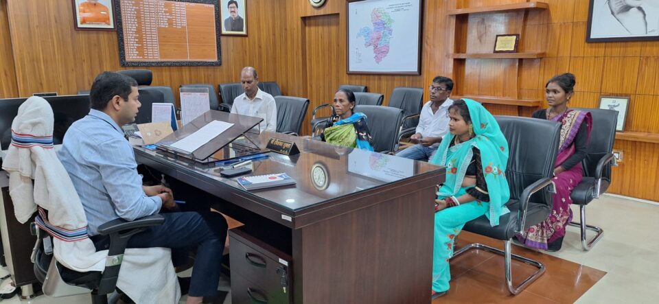 साप्ताहिक जनता मिलन में जिले के विभिन्न क्षेत्र से पहुंचे दर्जनों लोग; व्यक्तिगत एवं सामाजिक समस्याओं से उपायुक्त को कराया अवगत… – Vananchal 24TV Live – वनांचल 24TV लाइव