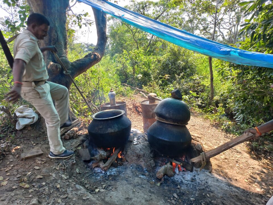 उत्पाद विभाग में छापामारी कर अवैध शराब भट्टी को ध्वस्त किया…