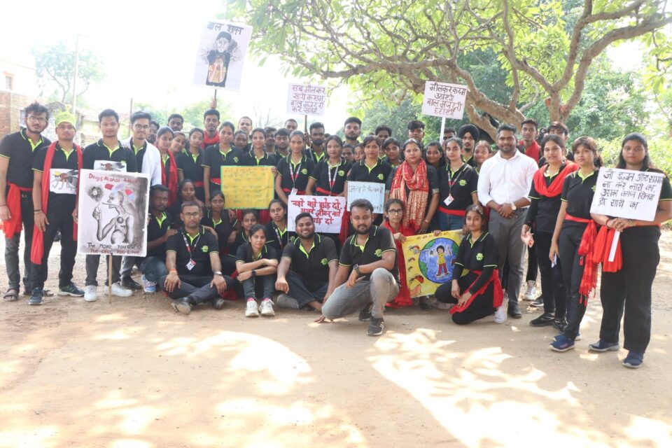 “कानूनी सहायता” पर लॉ के छात्रों ने ग्रामीण निवासियों को जानकारी दीं…