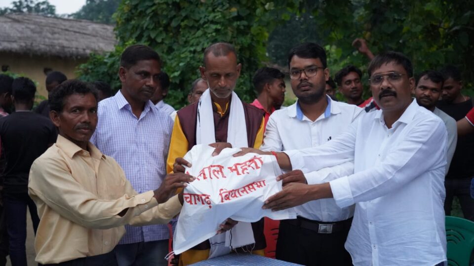 हाथीयों के आंतक से ईचागढ़ के कई क्षेत्र परेशान, हरेलाल महतो ने प्रभावित गांव सालटांड़ का किया दौरा और ग्रामीणों संग की बैठक, लोगों के बीच टॉर्च और पटाखे का किया वितरण … – Vananchal 24TV Live – वनांचल 24TV लाइव