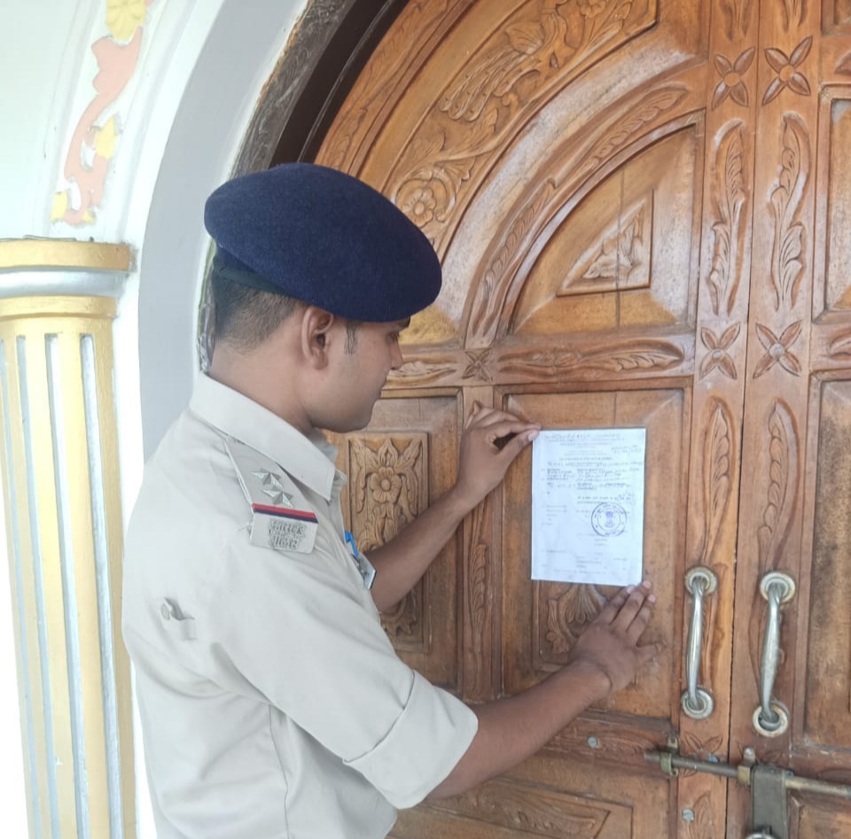 खरसावां मे जमीन खरीद बिक्री मे धोखाधड़ी मामले में फरार अभियुक्त के घर पुलिस ने चिपकाया इश्तेहार…
