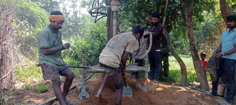 ईचागढ़:विधायक ने डायरिया प्रभावित डुमरा हरिजन टोला में चापाकल लगवाकर अपना वादा किया पुरा…